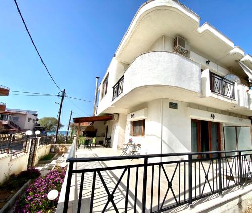 Sunny & airy beach house gîte à louer Néoi Épiváton