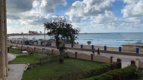 Completely renovated now Chalet Direct sea view 2 bed rooms شاليه فينيسيا شاطىء المعموره مجموعه الفردوس دور اول على البحر مباشره مع كارنيهات بوابه الدخول خدمه نزلاء متوفره 24ساعه للعمل على راحه النزلاء و تلبيه رغباتهم اليوميه للعائلات فقط