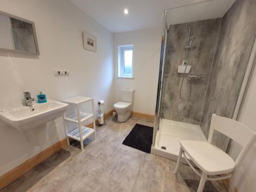 Bathroom, Helmsdale Lodge Hostel - all rooms en-suite in Helmsdale