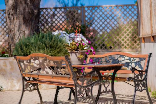 Sweet Cottage Retreat - 100m from the beach, by ZanteWize