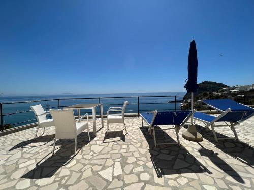 Deluxe Triple Room with Terrace and Sea View image 9