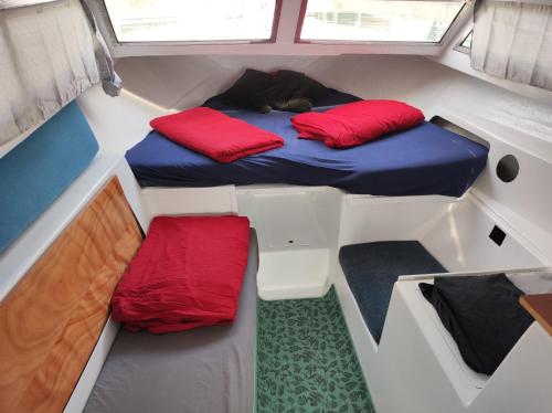  Nice boat to sleep in barcelona & parking in Barcelona