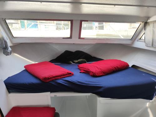  Nice boat to sleep in barcelona & parking in Barcelona