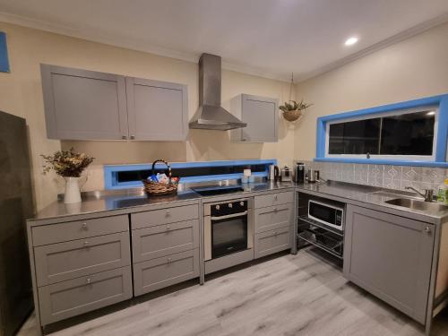 Vitamin Sea Beach House with outdoor Spa near Herman Street Reserve