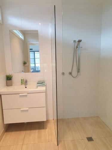 Vitamin Sea Beach House with outdoor Spa near Herman Street Reserve