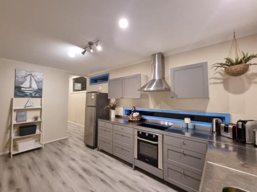 Vitamin Sea Beach House with outdoor Spa near Herman Street Reserve