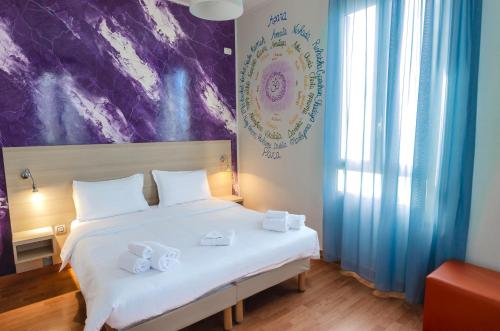 2 queen beds, 1 twin bed
