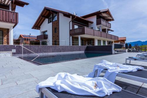 Kolam renang, FOR MOMENTS Apartments & Spa in Rosshaupten