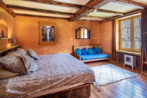 1 king bed, 1 sofa bed