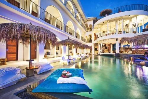 355195910 El Tropico Boutique Hotel