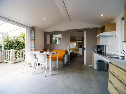 virtuve, Camping Paradis 4 etoiles Au Port de L'Houmeau - La Rochelle in L'Houmeau (Poitou-Charentes)