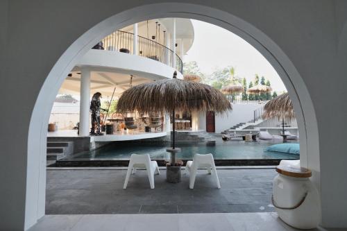 355203295 El Tropico Boutique Hotel