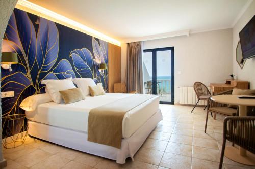 Deluxe Double Room with Balcony and Sea View