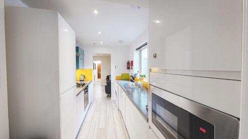 Spacious 4-bed house in Crewe by 53 Degrees Property, ideal for Contractors & Business, FREE parking - sleeps 7, Crewe (Foto 7)