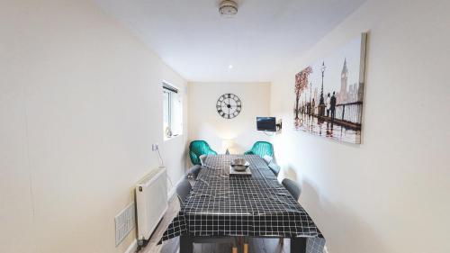 Spacious 4-bed house in Crewe by 53 Degrees Property, ideal for Contractors & Business, FREE parking - sleeps 7, Crewe (Foto 9)