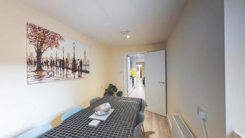 Spacious 4-bed house in Crewe by 53 Degrees Property, ideal for Contractors & Business, FREE parking - sleeps 7, Crewe (Foto 10)