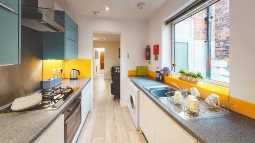 Spacious 4-bed house in Crewe by 53 Degrees Property, ideal for Contractors & Business, FREE parking - sleeps 7, Crewe (Foto 6)