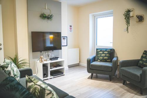 Spacious 4-bed house in Crewe by 53 Degrees Property, ideal for Contractors & Business, FREE parking - sleeps 7, Crewe