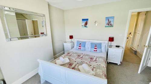 Out To Sea - Stunning views, elevated position with onsite parking