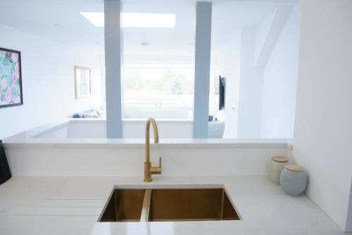 Sunset View, 2 bedrooms in the heart of Holt with parking, Holt (photo 10)