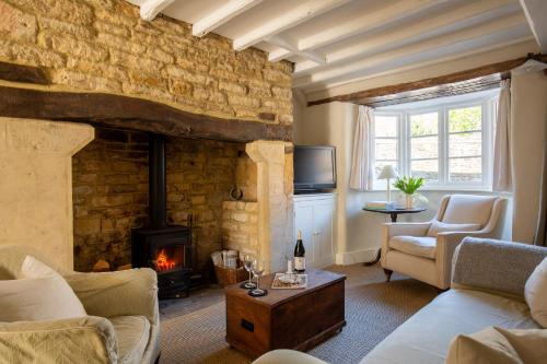Gleneda Cottage - a renovated, traditional Cotswold cottage full of charm with fireplace and garden 2