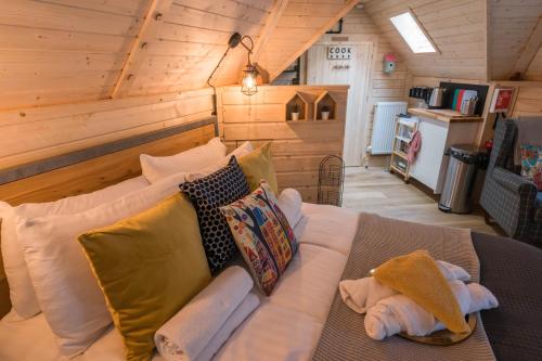 Hobbit Cabin for 2 - Outdoor Bath Wood Burner in Карлюк