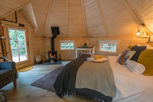 Hobbit Cabin for 2 - Outdoor Bath Wood Burner in Карлюк
