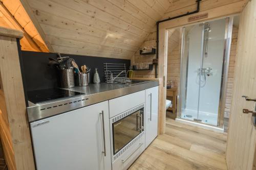 кухня, Hobbit Cabin for 2 - Outdoor Bath Wood Burner in Карлюк