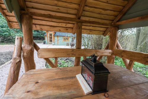 Зручності, Hobbit Cabin for 2 - Outdoor Bath Wood Burner in Карлюк
