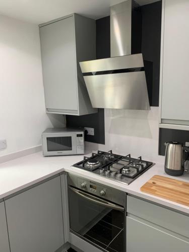 Kitchen, Headingley-Weetwood - Well equipped apartment set in natural woodland near Headingley Golf Club