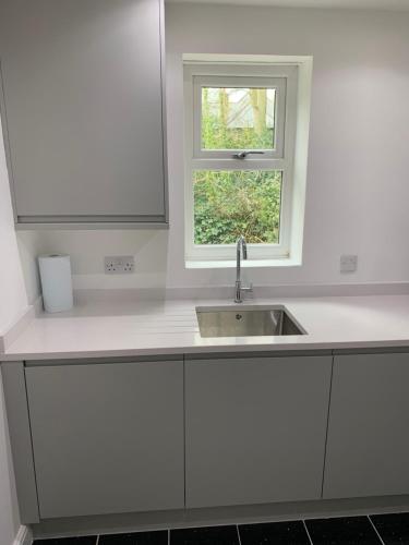 Kitchen, Headingley-Weetwood - Well equipped apartment set in natural woodland near Headingley Golf Club