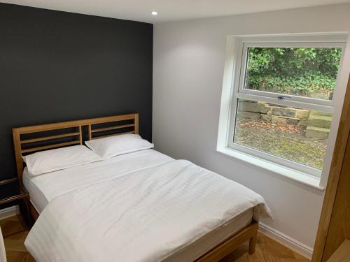 Headingley-Weetwood - Well equipped apartment set in natural woodland near Headingley Golf Club
