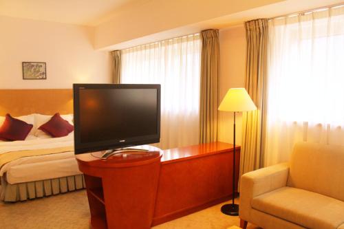 Family Room image 3