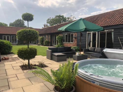 Norfolk Broads Barn sleeps 12 Hot tub Courtyard ideal for big family celebrations elegant dining gîte à louer Norfolk Broads