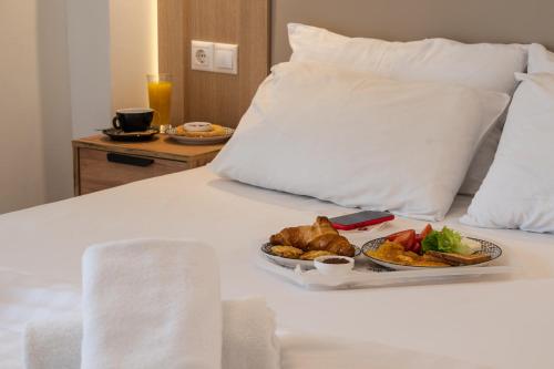 Double Room with Balcony image 8