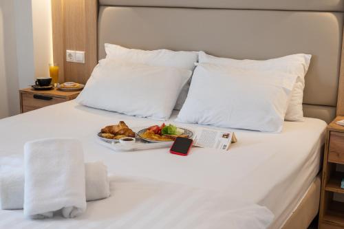 Double Room with Balcony image 7