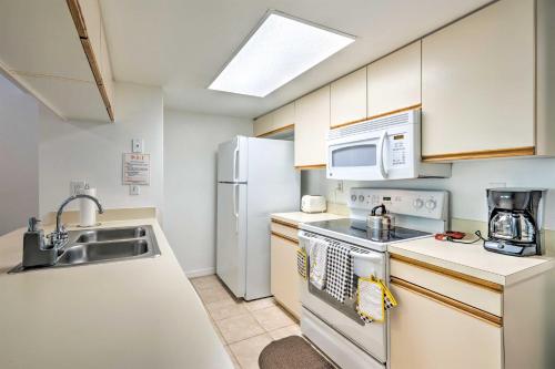 Kissimmee Condo with Pool Access, 6 Mi to Disney! in Kissimmee, USA