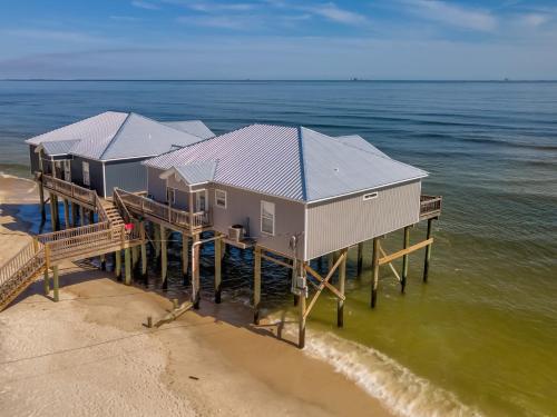 Rainbows End - GULF FRONT! Enjoy the sun on your shoulders while you laze on the deck, home