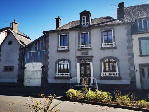 Maison de bourg dans le Cantal - Champagnac