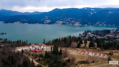. Pensiunea Farmecul Naturii și căsuțe individuale de închiriat Colibița