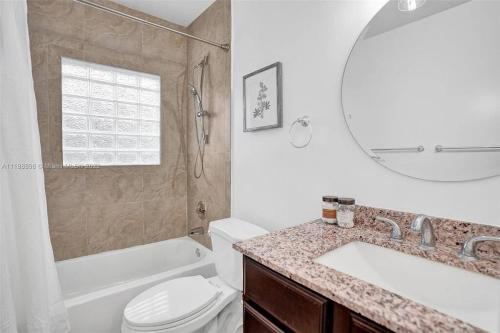 Beach House w/ Heated Pool in Hollywood, USA