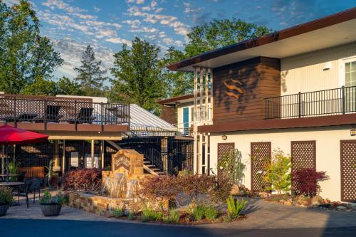 Exterior view, Golden Haven Hot Springs in Calistoga (CA)