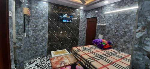 Aggarwal hotels & guest houses lajpat nagar luxury stay in independent flats with attached kitchen washroom and balcony cal 92121 ,74700