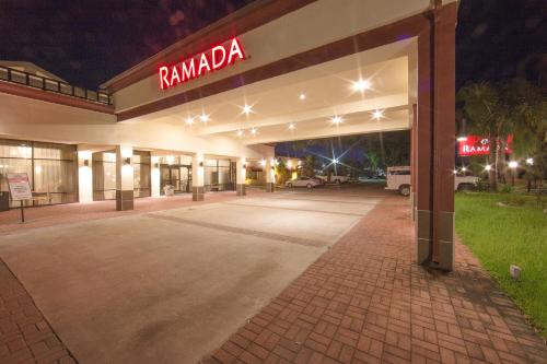 Entrance, Ramada by Wyndham Houston Intercontinental Airport East in Houston (TX)