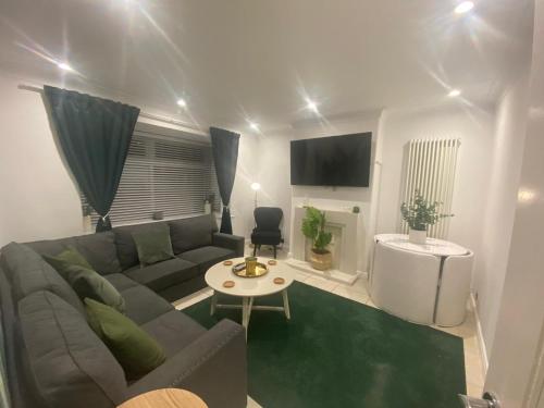 Charming 3-Bed House near Central manchester gîte à louer Cholton High School M21 7 Nell Lane MANCHESTER