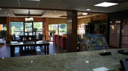 Vestíbulo, Home Town Inn & Suites in Crestview (FL)