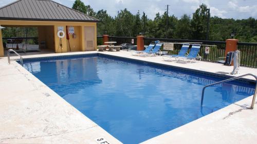 Home Town Inn & Suites - image 11