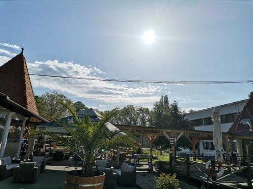 נוף חוץ, No Stress Panzió-Pizzéria-Sporttábor (No Stress Panzio-Pizzeria-Sporttabor) in Harkany
