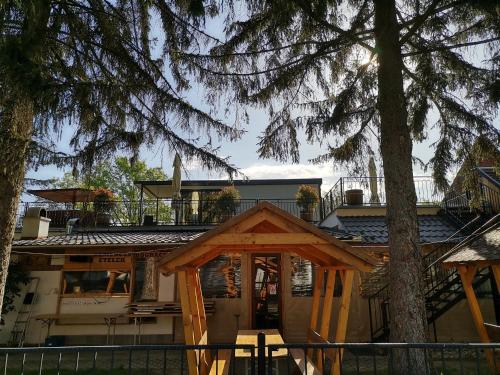 מסעדה, No Stress Panzió-Pizzéria-Sporttábor (No Stress Panzio-Pizzeria-Sporttabor) in Harkany