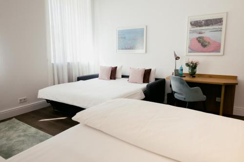 1 queen bed, 1 sofa bed